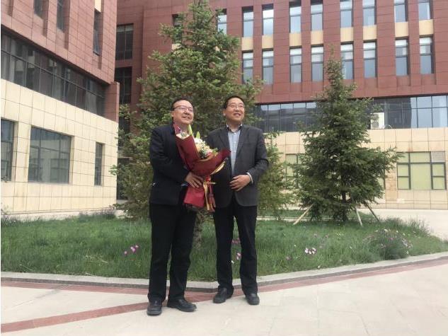 在第四个科技工作者日来临之日校党委书记慰问藏医学院优秀科技工作者李先加教授.jpg