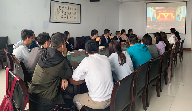 马克思主义学院组织观看全国抗击新冠肺炎疫情表彰大会直播暨师生座谈会.jpg