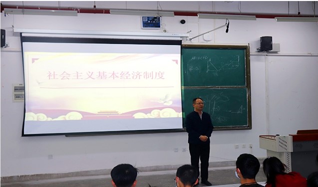 财经学院院长李双元为经济学系经济学专业学生讲思想政治教育课 .jpg