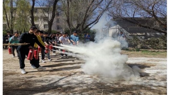 昆仑学院举行2020级学生消防疏散及灭火演练.jpg